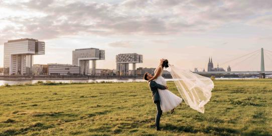 Hochzeitsfotograf Waldemar Scheske Köln Brautpaar Sonnenuntergang Kranhäuser Köln Dom